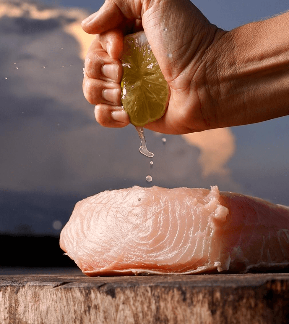 Limão espremido sobre peixe fresco